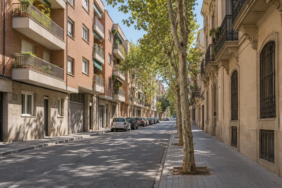 Carrer residencial de Sabadell amb blocs de pisos dels anys 60 i 70
